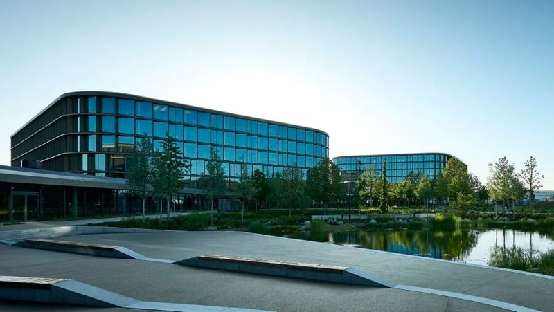 Der neue Schwarz Digits Campus in Bad Friedrichshall ist offziell eröffnet. Bis zu 5.500 Mitarbeiter finden hier Platz, um die Entwicklung digitaler Technologien aus und für Europa voranzutreiben.(Bild:  Schwarz Digits)