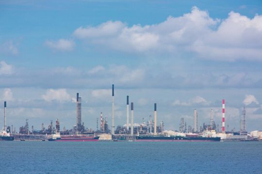 (Die Shell-Fertigungsstätte Pulau Bukom, in der sich die erste Raffinerie Singapurs befindet, wird die Technologie des digitalen Zwillings erproben. Bildquelle: Shell)