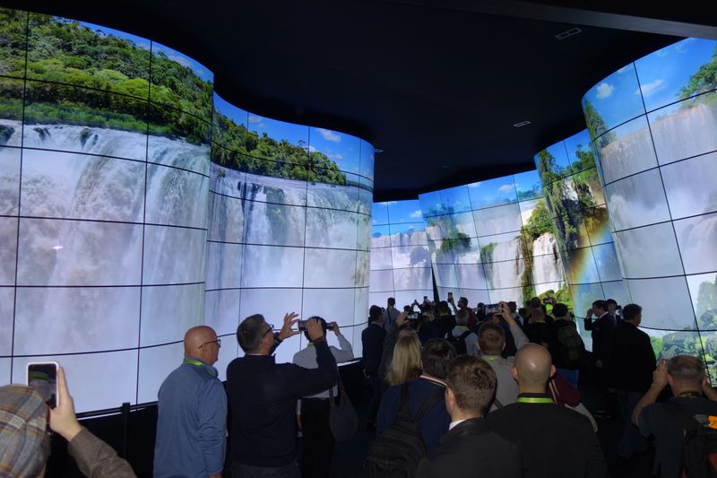 Beeindruckender Eingang bei LG. (Bild: IT-BUSINESS)