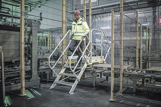 Überstiege und Treppen können mit dem Produktkonfigurator der Munk Günzburger Steigtechnik individuell zusammengestellt und dank ihres modularen Aufbaus bei Bedarf auch flexibel verändert und erweitert werden.(Bild:  Werbefotografie Weiss GmbH)