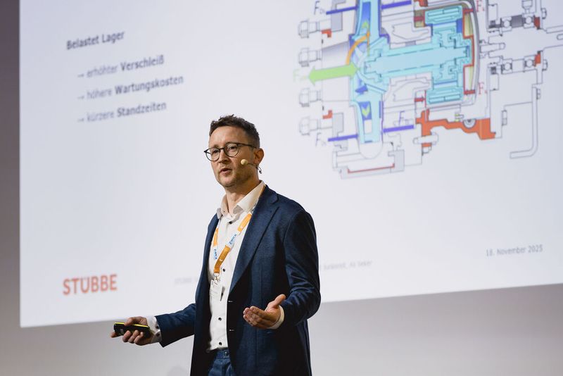 René Junkereit (im Bild) und Ali Seker von Stübbe zeigen ihre neue Axialschubmessvorrichtung für Magnetkupplungspumpen und warum Praxisdaten und Experimente unverzichtbar bleiben. (Bild: Stefan Bausewein)