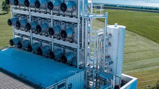 Die CO2-Filter Anlage steht vor dem Gewächshaus in dem die Pflanzen mit dem CO2 gedüngt werden. (Julia Dunlop/Climeworks)