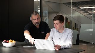 Die Grenzebach-Experten haben in enger Zusammenarbeit mit König + Neurath dessen Intralogistik nach allen Wünschen modernisiert. Von links: Florian Karl, Sales Manager Intralogistics Europe von Grenzebach, und David Schuch, Industrial Engineering von König + Neurath. (Bild: Grenzebach)