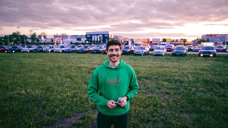 Florian Hofmann, Vorstand der HW-Gruppe, begrüßte 300 Gäste an zwei Autokino-Abenden. (Bild: Autohaus Hofmann)