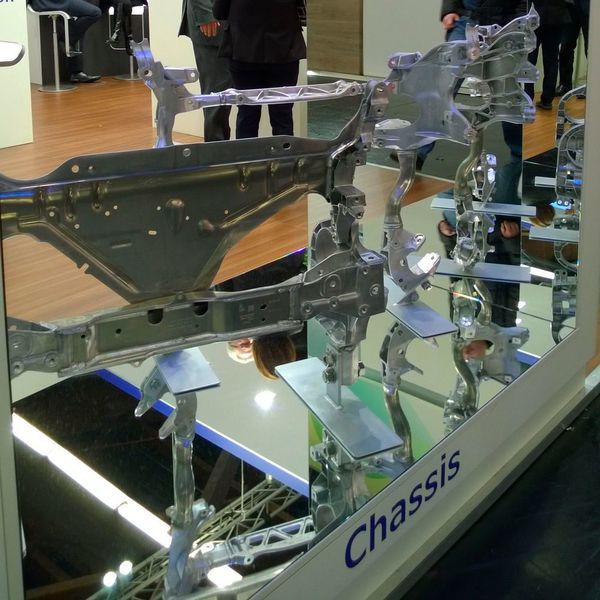 Die Gießerei KSM Castings ist Entwicklungspartner der Automobilindustrie und zeigte eindrucksvoll seine Aluminium- und Magnesiumgussprodukte nach Fahrzeugbereichen sortiert. (D.Quitter/konstruktionspraxis)