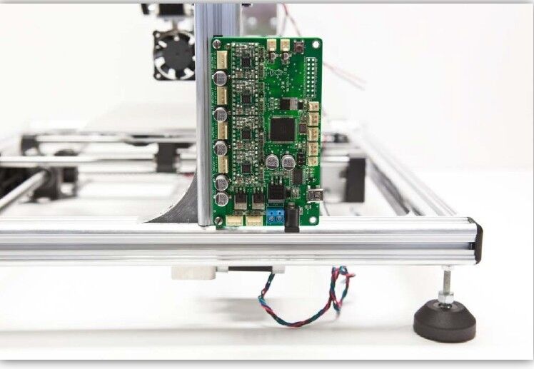 Der 3D-Drucker Velleman K8200 im Aufbau: Momtieren der Controllerplatte (Bild: Velleman nv)