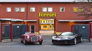 Im März 1947 startete Enzo Ferrari sein erstes Modell: den 125 S. 70 Jahre später feiert Ferrari seine Historie mit einem Sondermodell, dem La Ferrari Aperta. (Ferrari)