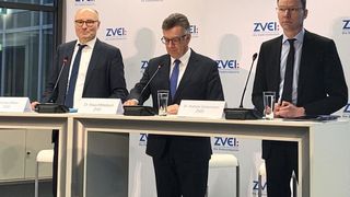 v.l. Thorsten Meier, Moderator, Leiter Kommunikation und Marketing, ZVEI, Dr. Klaus Mittelbach, Vorsitzender der ZVEI-Geschäftsführung, und Dr. Andreas Gontermann, ZVEI-Chefvolkswirt, gaben anlässlich der Jahresauftakt-Pressekonferenz in Frankfurt am Main die Verbands-Prognose für das Jahr 2019 ab. (S.Kunze/VCG)