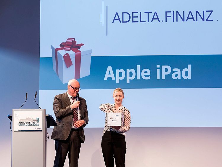 Mit der Verlosung der Sachpreise endeten die Würzburger Karosserie- und Schadenstage. Auf ein Neues am 31. März und 1. April 2017! (Stefan Bausewein)
