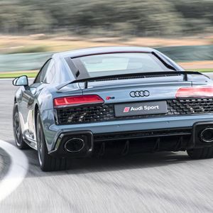 Alle R8-Varianten sind nach oben offen: Audi verzichtet bei dieser Baureihe auf eine Abregelung. Die Spitzengeschwindigkeit liegt demnach bei 331 km/h.(Bild:  Audi)