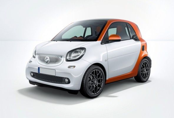 Red Dot Award 2015 - smart fortwo von Daimler: Die Gestaltung des neuen smart fortwo ist puristisch und progressiv und spiegelt die Philosophie des „FUN.ctional Design“ wider. smart-typische Attribute wie die Silhouette mit den kurzen Überhängen, die tridion-Zelle und das sympathische Gesicht prägen in veränderter Form auch die neue Generation. Der Innenraum bietet mehr Platz an den Seiten, prägendes Designelement ist der „Loop“, der sich z. B. an Instrumententafel und Tür findet. Die skulptural zweigeteilte Instrumententafel besteht aus einem kraftvoll-sinnlichen Außenteil sowie einem großen, konkaven Zierteil.  (Bild: Red Dot)