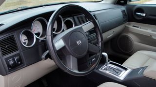 Derzeit ist das Verletzungsrisiko der Insassen in mehreren Dodge- und Chrysler-Modellen erhöht. Grund dafür ist, dass das jeweilige Logo auf dem Lenkrad beim Auslösen des Airbags zum Geschoss werden könnte.  (Bild: 2005 Dodge Magnum RT Interior / Greg Gjerdingen / CC BY 2.0)
