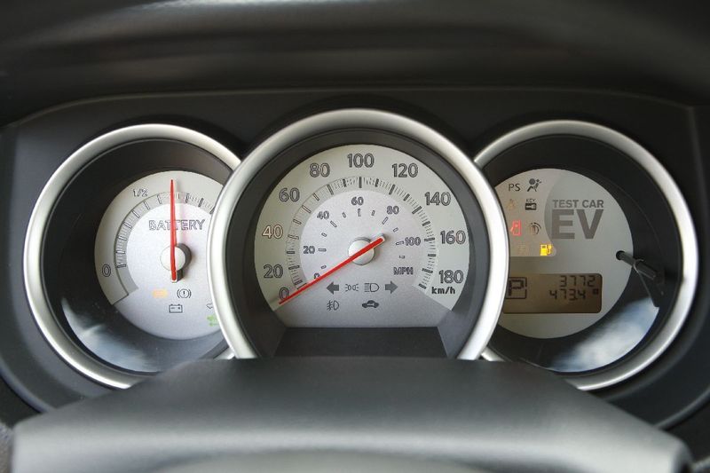 Statt einer Tankuhr besitzt der Elektro-Tiida eine Kapazitätsanzeige für die Batterie. Der Strom soll für 160 Kilometer Fahrt reichen. (Archiv: Vogel Business Media)