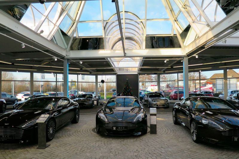 Im Showroom präsentiert HCC nur die teuren und edlen Gebrauchtwagen. Ein Plus sind die sehr guten Lichtverhältnisse, die die Fahrzeuge entsprechend in Szene setzen. (Lulei)