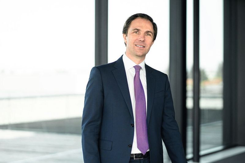 Wolfram Senger-Weiss, Vorsitzender der Geschäftsleitung von Gebrüder Weiss: «Oskar Kramer hat mit seinem langjährigen Einsatz zum Erfolg unseres Unternehmens entscheidend beigetragen, besonders in der Schweiz. In den letzten Jahren hat er als Niederlassungsleiter und zuletzt als Landesleiter Landverkehr viel bewegt.» (Bild: Gebrüder Weiss / Ohligschläger)