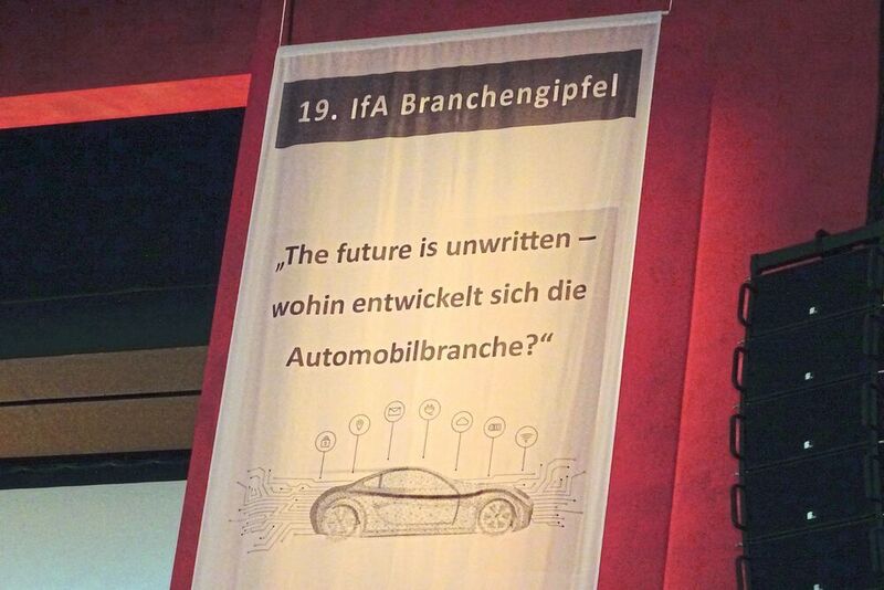 Die 19. Auflage des IFA-Tags analysierte die Veränderungseinflüsse, denen die Automobilbranche derzeit ausgesetzt ist – und die eine Prognose der Zukunft fast unmöglich machen. (Seyerlein / »kfz-betrieb«)
