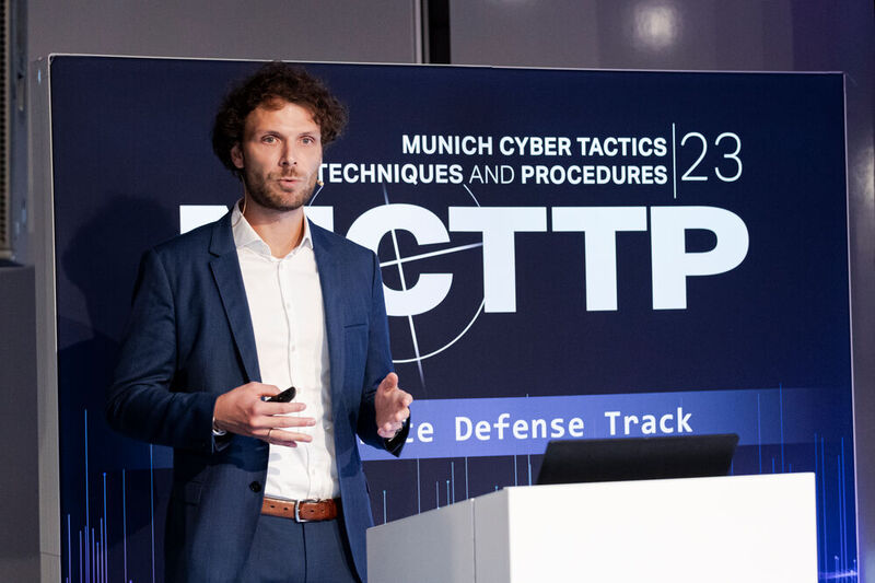 Christoph Callewaert, Attorney at law & Associate in the Digital Business Unit bei reuschlaw, gab spannende Einblicke in die kommenden EU Regelungen rund um Cybersecurity. (Bild: Vogel IT-Akademie)
