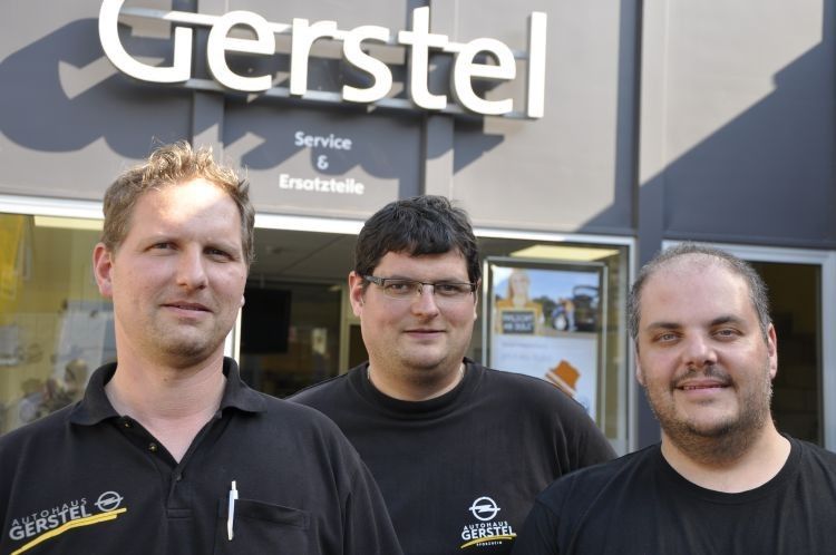 Füllen die digitale „Kundenzeitschrift“ im Autohaus (v. li.): Andreas und Timo Gerstel mit Besim Karadeniz. (Foto: Richter)
