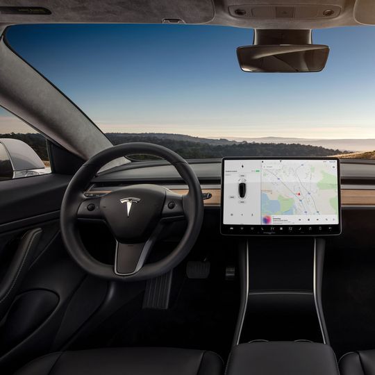 Auf seinem großen Bordcomputer-Bildschirm in der Mittelkonsole kann Tesla nun auch eine Botschaft darstellen, die Passanten sagt, dass sie sich keine Sorge um Hunde im Auto machen müssen (hier nicht zu sehen).(Bild:  Tesla)