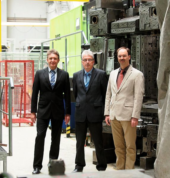 Erfolgreiches Dreigespann: Ralf Krüger, Andreas Fried und Patrick Schneider (von links nach rechts) vor einer Formhälfte des Werkzeuges für das Dialysegerätgehäuse. (Bild: Fried Kunststofftechnik)