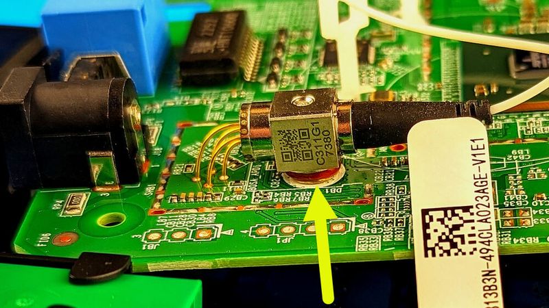 Platine des Telekom Glasfaser-Modem 2: Das Bauteil C311G1 kann optische Impulse aus der weißen Glasfaser (rechts) in elektrische Ströme (links) umwandeln. (Bild: Harald Karcher)