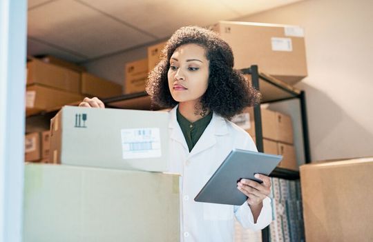 Gerade im Bereich der Pharmalogistik ist es stets günstiger, Schadensfällen vorzubeugen, als sie teuer zu regulieren. Sicherheitsmaßnahmen sind hier das A und O. Gerade im Bereich der Pharmalogistik ist es stets günstiger, Schadensfällen vorzubeugen, als sie teuer zu regulieren. Sicherheitsmaßnahmen sind hier das A und O.