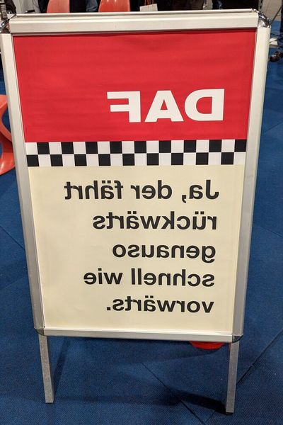 Witzige Werbetafel für ein Auto, dass rückwärts genauso schnell ...? Na, können Sie es lesen? (Bild: Dominsky – VCG)