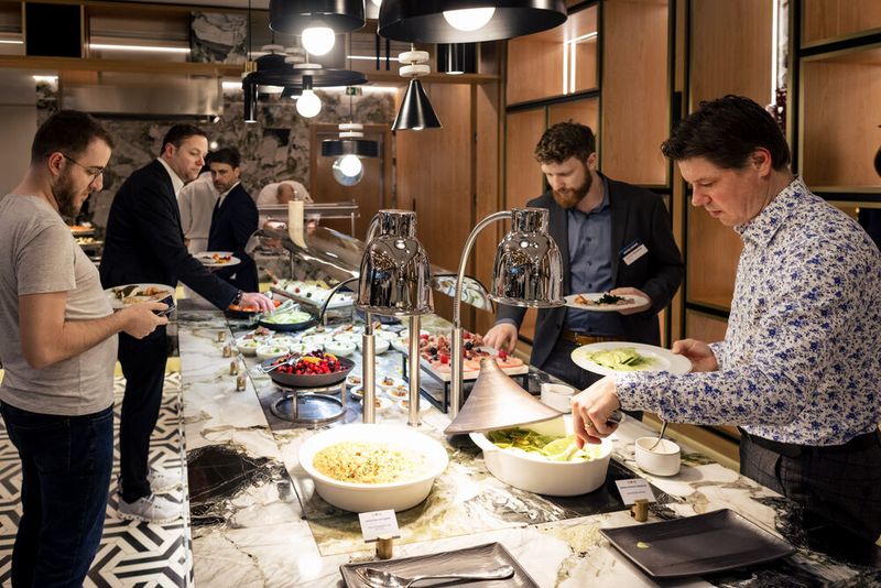 Das Buffet lädt zum Nachlegen ein. (Bild: Wallix / VitorDuarte)