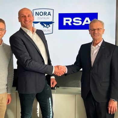 V.l.: Falk Schmidt (Leiter Projektmanagement Office, Autohaus Wolfsburg Hotz und Heitmann/Nora-Zentrum Wolfsburg), Maik Pohling (Geschäftsführer, Autohaus Wolfsburg Hotz und Heitmann/Nora Zentrum Wolfsburg), Michael Kuloge (Geschäftsführer und Country Manager, RSA Deutschland) und Claus Magelssen (Import Manager RSA Parts and Accessories, RSA Group)

 (Bild: RSA Deutschland)