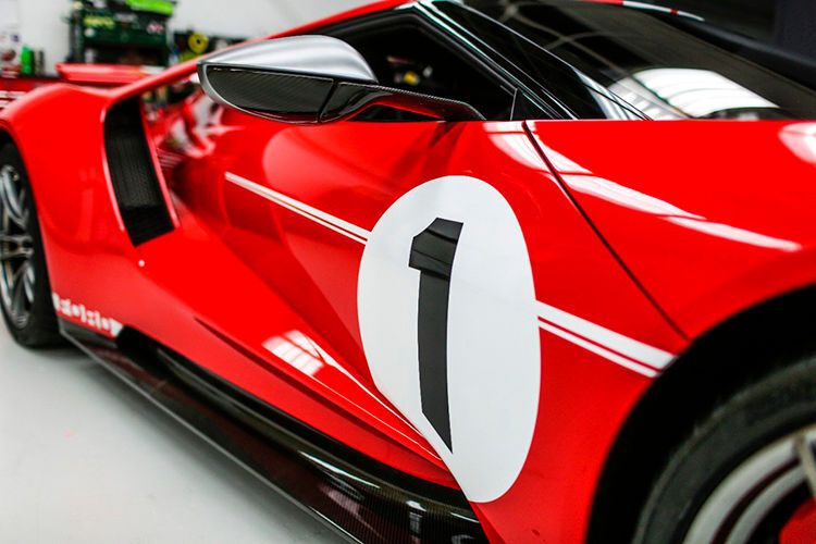 Die Lackierung in Race-Rot mit weißen Streifen erinnern an das Le-Mans-Siegesfahrzeug von 1967 (Ford)