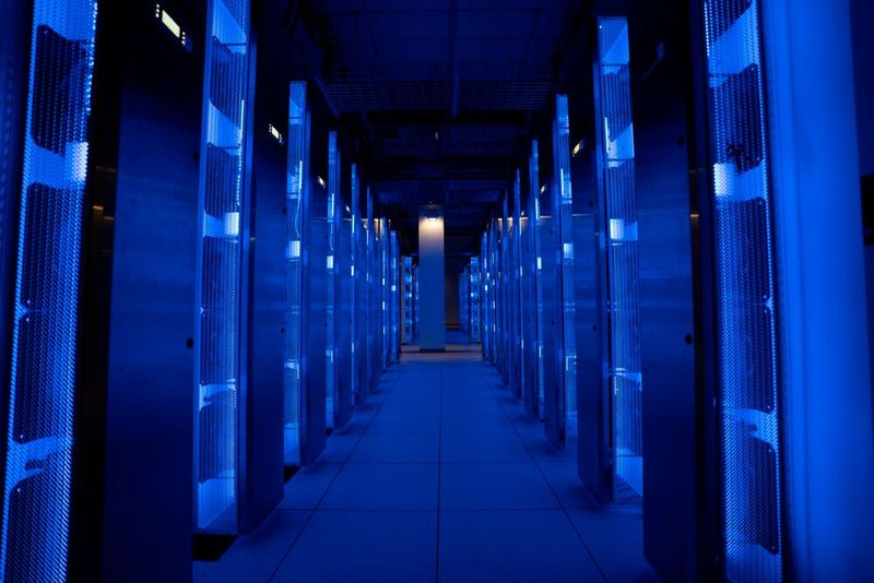 Für den Show-Effekt lässt sich das Arbeitslicht im Rechenzentrum gegen mystisches Blau austauschen.  (Bild: Schneider Electric)
