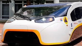 1.000 Kilometer Reichweite soll das Solarauto Stella Vie schaffen – dafür hat es keine Klimaanlage und die Fenster lassen sich nicht öffnen. (Bild: SP-X/Peter Weißenberg)