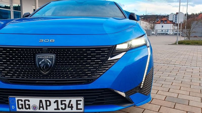 10. Das Tagfahrlicht: Dass Autos heute sportlich, markant und unverwechselbar aussehen müssen, haben wir akzeptiert. Das Säbelzahntiger-Tagfahrlicht der aktuellen Peugeots übertreibt es in dieser Hinsicht allerdings etwas. Obelix würde es wahrscheinlich gefallen. (Bild: Mauritz – »kfz-betrieb«)