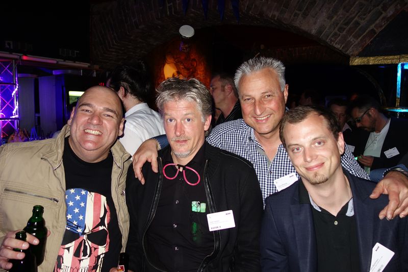 Flüssige Nahrung ist gesichert, der Abend kann nun beginnen, Oliver Gorges, cop software + services, Marc Riemen, Rieberg, Claus Mostolta, Gembird, und Felix Bechmann, Label-the-cable. (Bild: IT-BUSINESS)