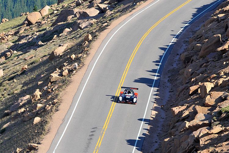 Er erlaubt dem Fahrzeug in der Pikes-Peak-Abstimmung eine Höchstgeschwindigkeit von 240 km/h. Die Durchschnittsgeschwindigkeit auf der Strecke betrug 113 km/h. Der Kurs ist 20 Kilometer lang ... (Toyota)