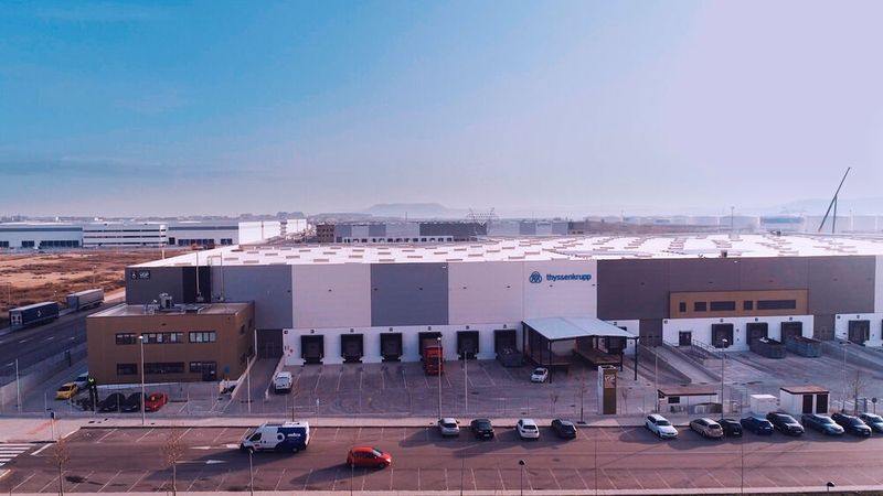 Mit einer Gesamtfläche von 6853 Quadratmeter, davon 6.253 Quadratmeter Lagerfläche, bietet das Pilotprojekt in der Nähe von Madrid für rund 10.000 verschiedene Ersatzteile.  (Bild: Thyssenkrupp Elevator)