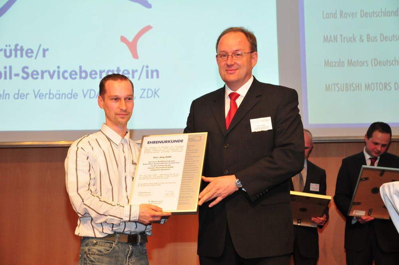 Jörg Galle vom Autohaus Glöckner erhielt von Bernd Mayer, VDIK, die Urkunde für Chrysler. (Archiv: Vogel Business Media)