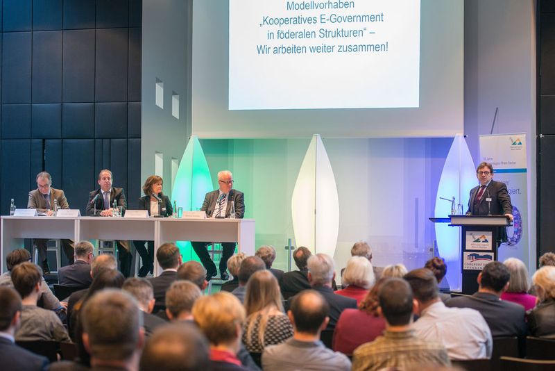 Die Podiumsdiskussion „Modellvorhaben „Kooperatives eGovernment in föderalen Strukturen“– Wir arbeiten weiter zusammen!“ wurde von Manfred Klein, eGovernment Computing, moderiert (Bild: Tobias Schwerdt)