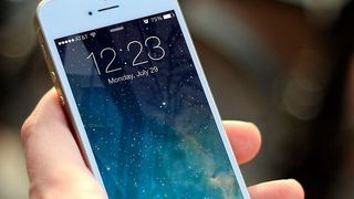 Im additiven Verfahren wird zum Beispiel die Antenne eines Mobiltelefons direkt mit in das Bauteil gedruckt. (Bild: Gemeinfrei // Pixabay)