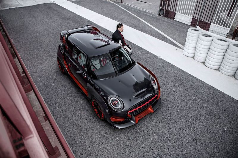 Auf der diesjährigen IAA in Frankfurt zeigt Mini einen scharfen Rennstrecken-Ableger des beliebten Kleinwagens. Das JCW GP Concept könnte einen Ausblick auf die Fortführung eines besonders sportlichen Sondermodells geben. (Mini)