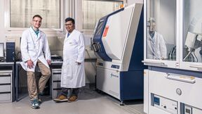 Benjamin Rogers (li.) und Sarbajit Banerjee haben am Paul Scherrer Institut PSI eine dynamische Datenbank zur globalen Vanadiumwirtschaft entwickelt. Sie soll den Einsatz von Vanadium-Redox-Flow-Batterien vorantreiben und so die Energiewende unterstützen. (Bild: Markus Fischer, Paul Scherrer Institut PSI)