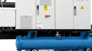 Spectrum ist eine wassergekühlte Kältemaschine mit drehzahlgeregelter Schraubenverdichtertechnologie, die besonders tiefe bzw. hohe Nutztemperaturen ermöglicht. (Bild: Cofely Refrigeration/Jan Potente)