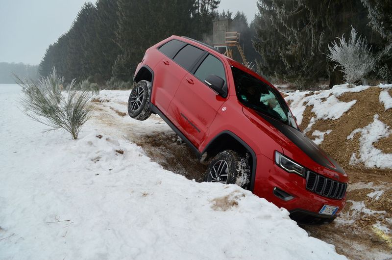 Dank seinem Quadra-Drive-II-Allradantrieb mit elektronisch gesteuertem Sperrdifferenzial kann man mit dem Grand Cherokee einiges anstellen. (Rehberg / »kfz-betrieb«)