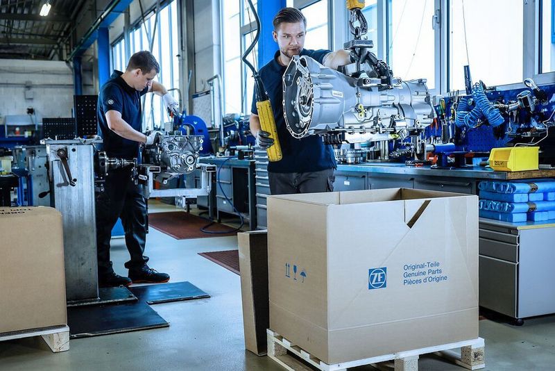 Abschließend bekommt die Werkstatt das reparierte Getriebe per Paketdienst zurück. Für viele Fahrzeugmodelle sind auch fertige Austauschgetriebe lieferbar. (Rupert Oberhäuser)