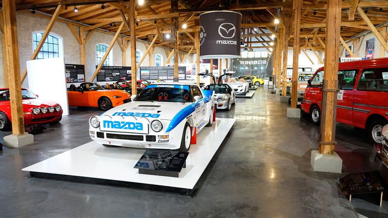Die Familie Frey aus Gersthofen bei Augsburg betreibt das weltweit größte Mazda-Museum. (Bild: Dominsky/»kfz-betrieb«)