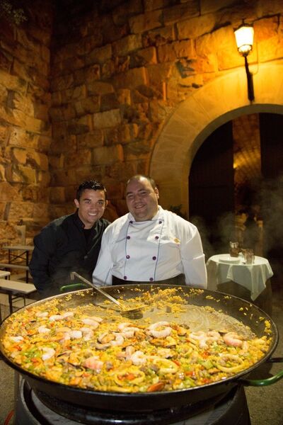 Für die Gäste gab es Paella aus einer riesigen Pfanne. (Lluis Fernandez)
