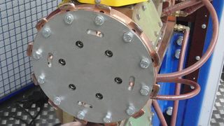 Das ist die jetzt frisch patentierte Rollennahtelektrode von Time, die mit periodisch unterbrochener Profilierung die Wabenstrukturen beim Schweißvorgang quasi „überspringt“. Die Bleche werden dabei lediglich an den Fußpunkten miteinander verschweißt.  (Bild: Time)