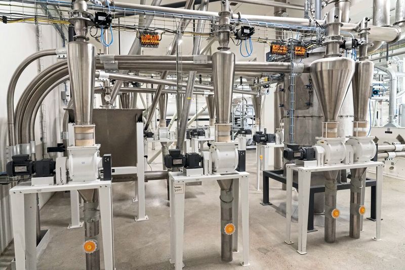 Modernste Sortier-, Reinigungs-, Mahl- und Verflockungstechnik stellt eine gleichmäßige und hohe Qualität sicher. (Bild: Aerzen)