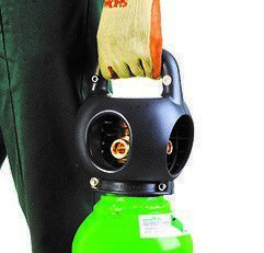 Integra ist aber nicht allein die Schutzkappe, sondern besteht auch aus einem in den Flaschenkopf integrierten Druckminderer sowie einer Schnellkupplung, die die Flasche in Sekunden mit dem Schweißgerät verbindet und den Gasfluss auf eine optimale Durchflussmenge reguliert, erklärt Air Products. (Air Products)