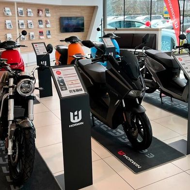 In den Weller-Filialen werden aktuell die E-Roller-Restbestände verkauft, dann halten wieder Autos in den Showrooms Einzug. (Bild: Weller)